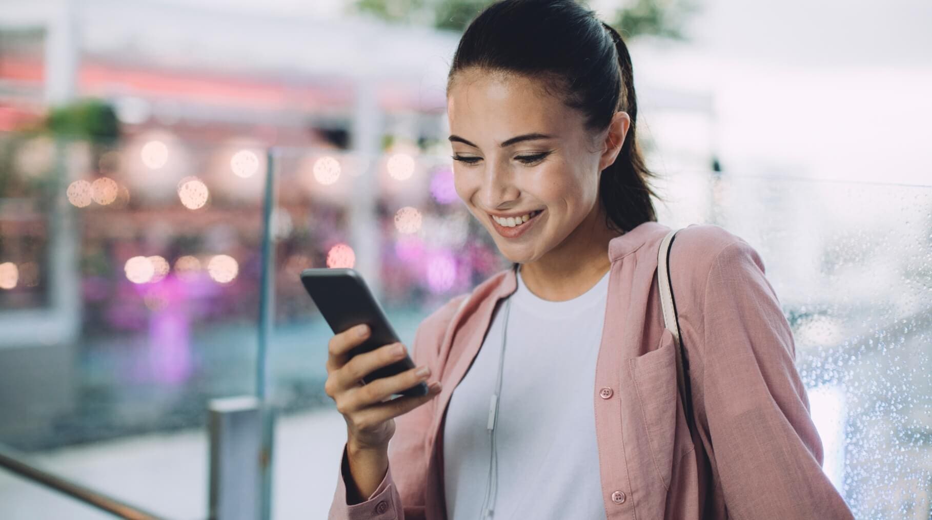 Persona feliz al sacar su reporte de buro